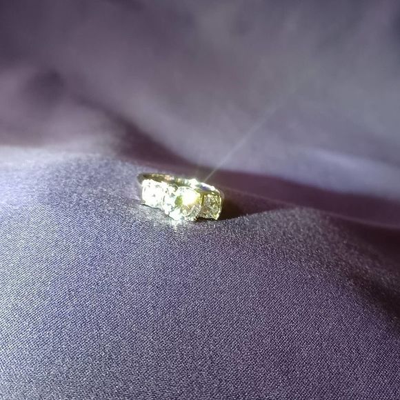 Swarovski Elements - Size 8 - Silver tone ring as pictured - Picture 7 of 9